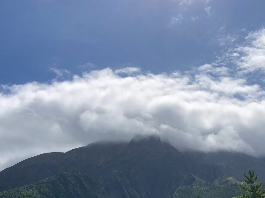 雲のかかる桜島（鹿児島県）