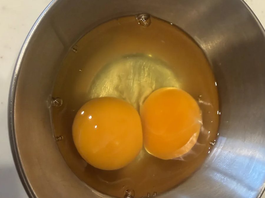 ステンレスボウルに割り入れた卵