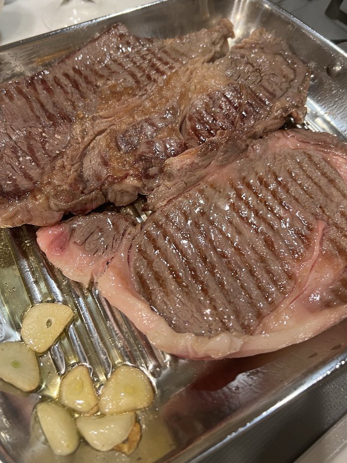 グリルパンで焼き目をつけた牛ステーキとにんにく